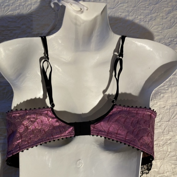 Fabulous brocade bra with lightly padded underwire cups and lace detail. - Picture 6 of 15